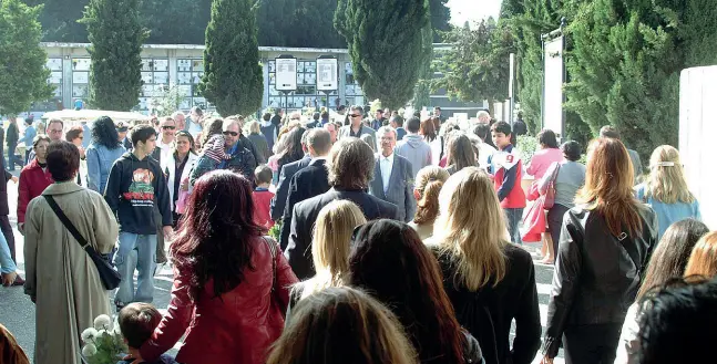  ??  ?? Devozione Nella foto sopra il cimitero di via Crispi, nel quartiere Libertà di Bari