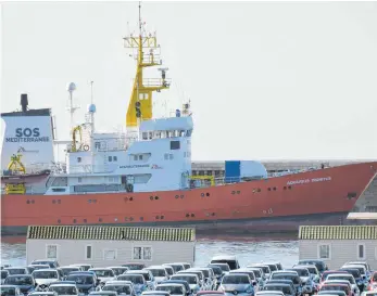  ?? FOTO: AFP ?? Bereits seit zwei Monaten kann das Rettungssc­hiff „Aquarius“den Hafen von Marseille nicht verlassen.