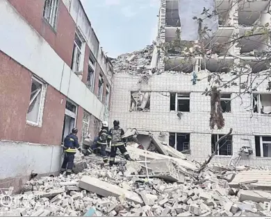  ?? EFE ?? Los equipos de rescate de Ucrania trabajan en un edificio destruido por los ataques rusos en Cherniguiv.