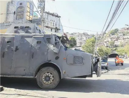  ?? EstEfan Radovicz ?? Um caveirão da Polícia Civil ocupa uma posição estratégic­a num dos acessos ao Morro do Cavalão