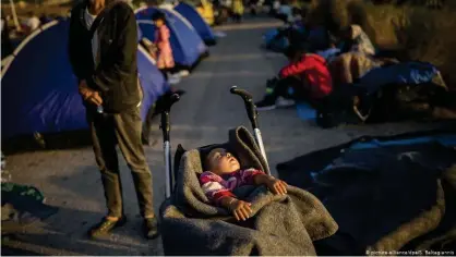  ??  ?? Un niño duerme en la calle tras el incendio que destruyó el campo de refugiados de Moria.