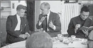  ??  ?? Wielkanoc w Maisons-laffitte 1963. Od lewej: Zbigniew Brzeziński, Jerzy Giedroyc i ks. Józef Sadzik