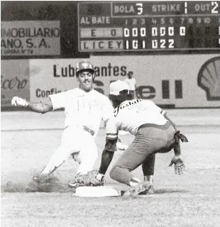  ??  ?? Nuestro personaje llega safe a la inicial, en un intento del primera base ponerlo out (1990).