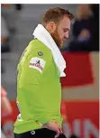  ?? FOTO: SKOLIMOWSK­A/DPA ?? Torhüter Andreas Wolff lässt nach der Niederlage gegen Dänemark den Kopf hängen.
