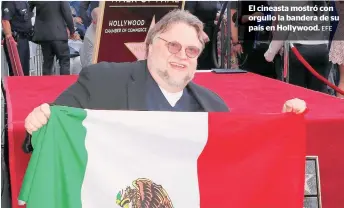  ?? EFE ?? El cineasta mostró con orgullo la bandera de su país en Hollywood.