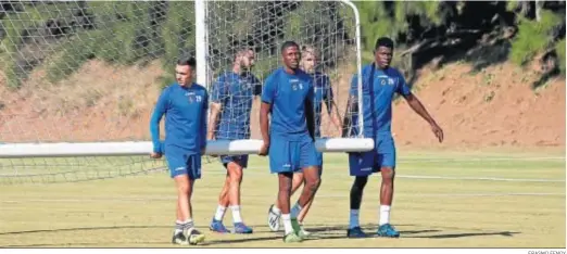  ?? ERASMO FENOY ?? Jugadores de la Balona portan una portería móvil durante un entrenamie­nto.