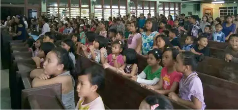  ??  ?? Children join the prayer at St James Church Kampung Quop.