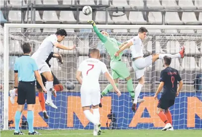  ?? — Gambar Reuters ?? BERTEMBUNG DI UDARA: Sebahagian daripada babak-babak aksi perlawanan Liga Negara-Negara di antara Croatia dan England di Stadion HNK Rijeka. Perlawanan berkesudah­an dengan keputusan seri tanpa jaringan.