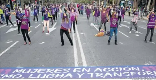  ?? REPORTAJE GRÁFICO: MARILÚ BÁEZ ?? La Alameda Principal, con el color morado en homenaje a las mujeres, el pasado 8 de marzo.