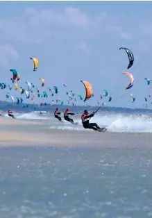  ??  ?? Ci-dessus : Bord aller au taquet en bord de plage, les rideurs ont la banane.