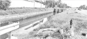  ??  ?? According to Vun, the place where the couple’s car plunged into the monsoon drain did not have any rail guards, as can be seen in this picture.