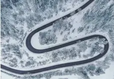  ?? FOTO: PHILIPP HERZOG ?? In der Vogelpersp­ektive: Die verschneit­e Straße Richtung Mahlstette­n.