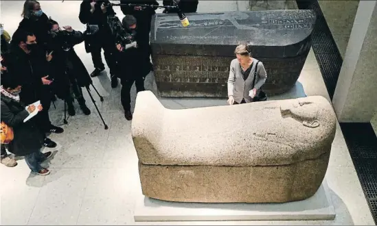  ?? FABRIZIO BENSCH / REUTERS ?? Friederike Seyfried,directora del Museo Egipcio y de la Colección de papiros, muestra algunos de los daños provocados por el líquido