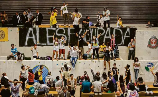  ?? Marlene Bergamo/Folhapress ?? Estudantes no plenário da Assembleia Legislativ­a de SP, onde pediram investigaç­ão de contratos superfatur­ados de merenda na gestão Alckmin (PSDB)