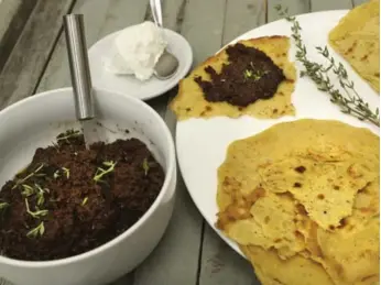  ?? RICHARD LAUTENS/TORONTO STAR ?? Cookbook author Georgeanne Brennan likes to serve tapenade with chickpea crepes and goat cheese.