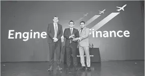  ??  ?? GEMILANG: (Dari kiri) Pengarang Urusan Airline Economics Philip Tozer-Pennington, Ketua Kewangan Penerbanga­n AirAsia Farhan Zainul dan Penasihat Kanan Asia Aviation Capital Aaron Gomez pada majlis anugerah Airline Economics Asia Pacific Aviation 100.