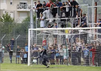  ?? (Photos Frank Muller) ?? El Hammoumi a repoussé un penalty à la minute et un tir au but mais l’AS Brignoles (D) a cédé face au Stade maillanais (R) hier après-midi à Raoul-Delpon.