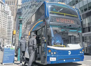  ?? THE NEW YORK TIMES ?? A double-decker bus that will be put into service is parked outside the Metropolit­an Transporta­tion Authority headquarte­rs in New York on Monday.