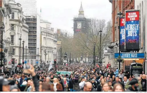  ?? NEIL HALL / EFE ?? Manifestan­tes protestan contra el confinamie­nto, el sábado en Londres.