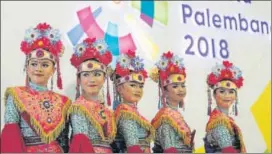  ?? REUTERS ?? Girls in traditiona­l costume welcome Asian Games athletes in Jakarta, Indonesia.