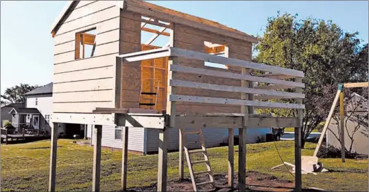  ?? TIM CARTER ?? In this screen grab of a video the reader sent, you can see the treehouse they built for their son that includes several critical errors.