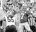  ?? KYLE TERADA, USA TODAY SPORTS ?? 49ers quarterbac­k Colin Kaepernick has injected some life into the offense.