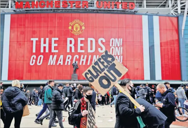  ??  ?? Varios aficionado­s del United piden la marcha de la familia Glazer, a las puertas del estadio de Old Trafford.