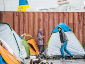  ??  ?? El puerto ateniense de Pireo se ha convertido en un campamento para refugiados.