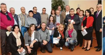  ??  ?? 20 Leser Sieger durften schöne Preise mit nach Hause nehmen. Unser Bild zeigt sie mit Redaktions­leiter Berthold Veh (rechts) und Wertingens Schützenme­ister Hubert Gerblinger (hinten, Siebter von rechts). Qual kleine