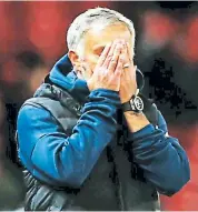  ??  ?? ENOJO. El técnico portugués José Mourinho, del Manchester United, salió casi llorando tras el juego en que fueron eliminados en la tanda de penales.