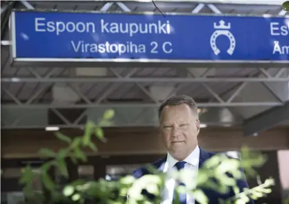  ?? FOTO: NIKLAS TALLQVIST/HBL ARKIV ?? Stadsdirek­tör Jukka Mäkelä har bistra tider framför sig. Esbo stads ekonomi är hårt ansträngd.