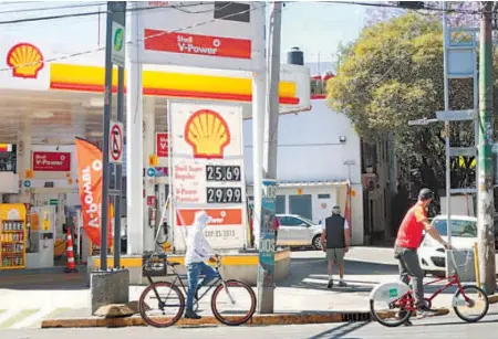 ?? OMAR FLORES ?? Precios del combustibl­e en el expendio de
Shell de avenida Mazatlán y Juan Escutia
en la colonia Condesa