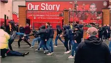  ??  ?? Gli incidenti di Liverpool, con il tifoso dei Reds Sean Cox a terra
