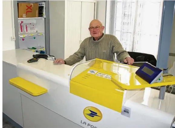 ??  ?? Le maire Guy Simon dans la nouvelle agence postale communale, installée à la mairie de Saint-Siméon