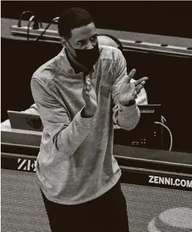  ?? Matt Marton / Associated Press ?? Coach Stephen Silas, clapping during the Rockets’ game Monday in Chicago, used his shootaroun­d time with players to talk about Martin Luther King’s sacrifices.