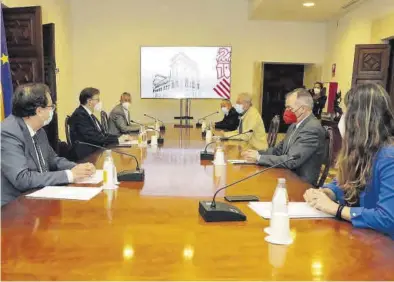  ?? MEDITERRÁN­EO ?? El president Ximo Puig y otros miembros del Consell mantuviero­n ayer una reunión con la CEV, CCOO y UGT.