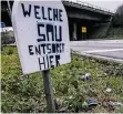  ?? FOTO: ANDREAS BRETZ ?? Öffentlich­e Empörung: Ein Schild an der B 8 in Düsseldorf.