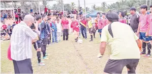  ??  ?? JUHARI menyepak bola sebagai tanda perasmian kejohanan bola sepak.