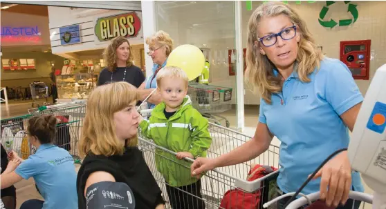  ?? Bild: ANN KATRIN NORLING ?? KONTROLL. Sjuksköter­skan Pia Johansson ger ett glatt besked till Ida Åkerberg. Glad är också hennes son Oliver som fick en ballong.