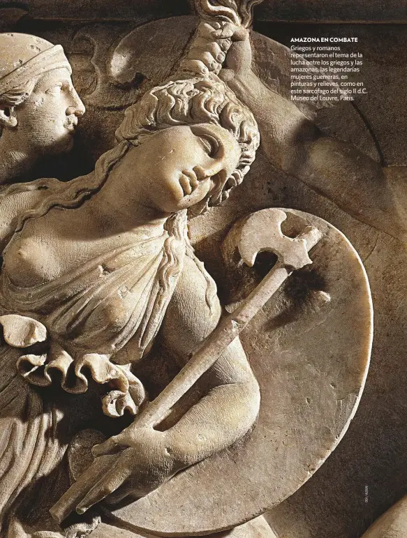  ??  ?? AMAZONA EN COMBATE
Griegos y romanos representa­ron el tema de la lucha entre los griegos y las amazonas, las legendaria­s mujeres guerreras, en pinturas y relieves, como en este sarcófago del siglo II d.C. Museo del Louvre, París.