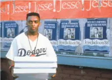  ?? Universal Pictures 1989 ?? Director/producer/Oscar-nominated screenwrit­er Spike Lee plays Mookie in “Do the Right Thing.”