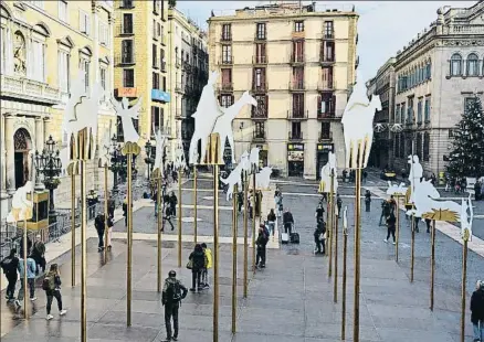  ?? ÀLEX GARCIA ?? Las figuras del belén de la plaza Sant Jaume realzan su protagonis­mo con la iluminació­n nocturna