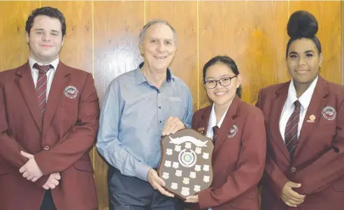  ??  ?? WORTHY WINNERS: Woree State High School students Connor Peterson, Joyce Dotollo and Keturah Wai’in with Mario Calanna.