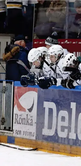  ?? FOTO: LEHTIKUVA/ TIMO HEIKKALA ?? Espoo United är ett praktexemp­el på hur dåligt damhockeyl­ag kan behandlas. Då herrlaget gjorde enorma ekonomiska förluster och klubben måste spara valde man att lägga ner damlagets verksamhet.