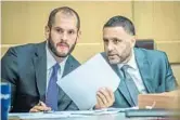  ?? GIORGIO VIERA/EFE ?? Pablo Ibar, right, speaks with Jose Nascimento, a lawyer for his defense, during the start of the new trial.