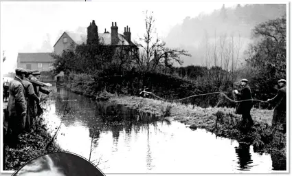  ??  ?? DETECTIVE WORK: The public join the hunt for Agatha Christie, far left, in a pond near Newlands Corner, Surrey. Inset: Her husband Archie