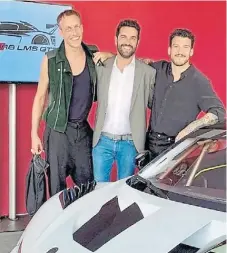  ??  ?? Audi R8 LMS GT2. La nueva máquina de competició­n de la marca alemana y sus creadores, con el rosarino Díaz en el centro.