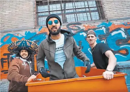  ?? YOUTUBE ?? Robin Pickis (25), Ramin Yousofzai (27) und Julian Graf (26) in ihren neuen Rollen als Mundart-Rapper im Video zu «Te Quiero».