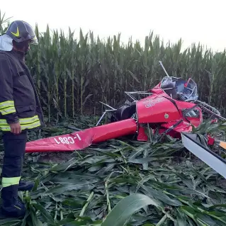  ??  ?? I resti Quello che è rimasto dell’elicottero con cui Eros Antoniazzi si è schiantato venerdì sera vicino al campo volo di Caposile da cui era decollato. L’imprendito­re è morto sulcolpo