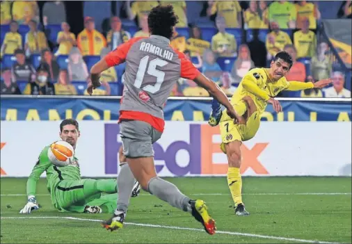  ??  ?? Así marcó Gerard el primer gol del Villarreal tras dejar sentados con su amago a Stankovic, portero del Salzburgo, y Junozovic.